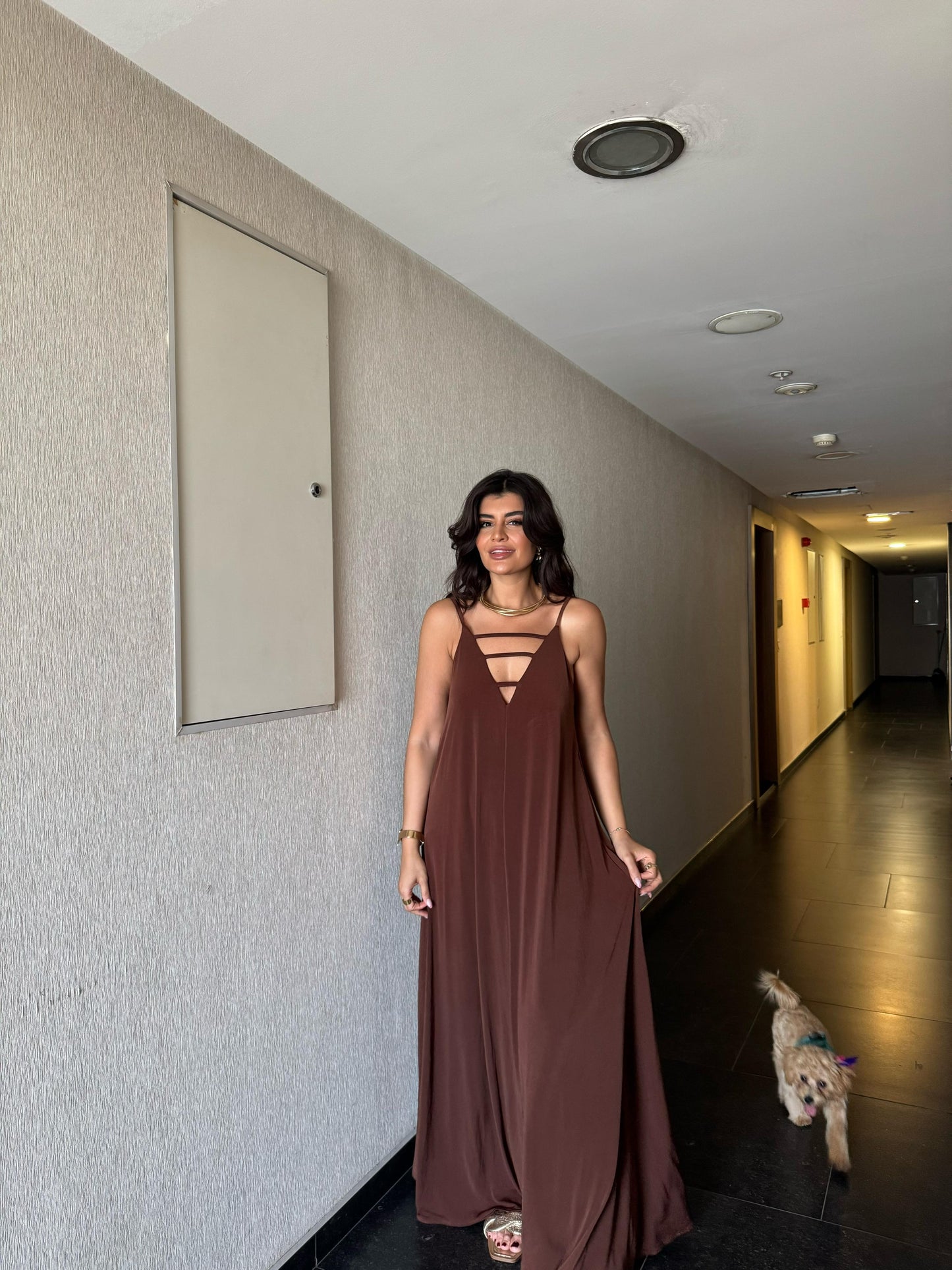 Sırtı Açık-Yaka Önü Biyeli Maxi Boy Elbise | Kahverengi