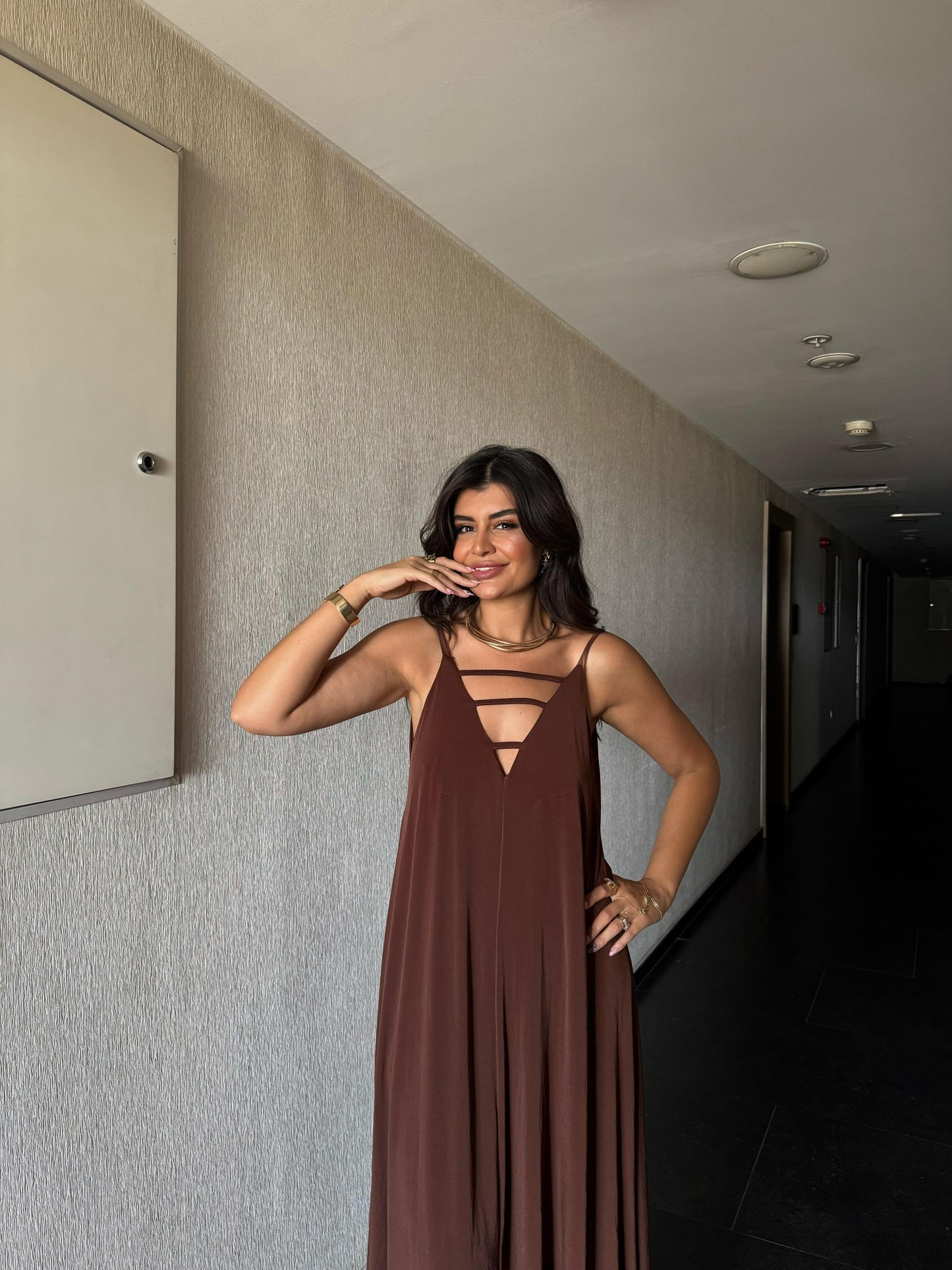 Sırtı Açık-Yaka Önü Biyeli Maxi Boy Elbise | Kahverengi
