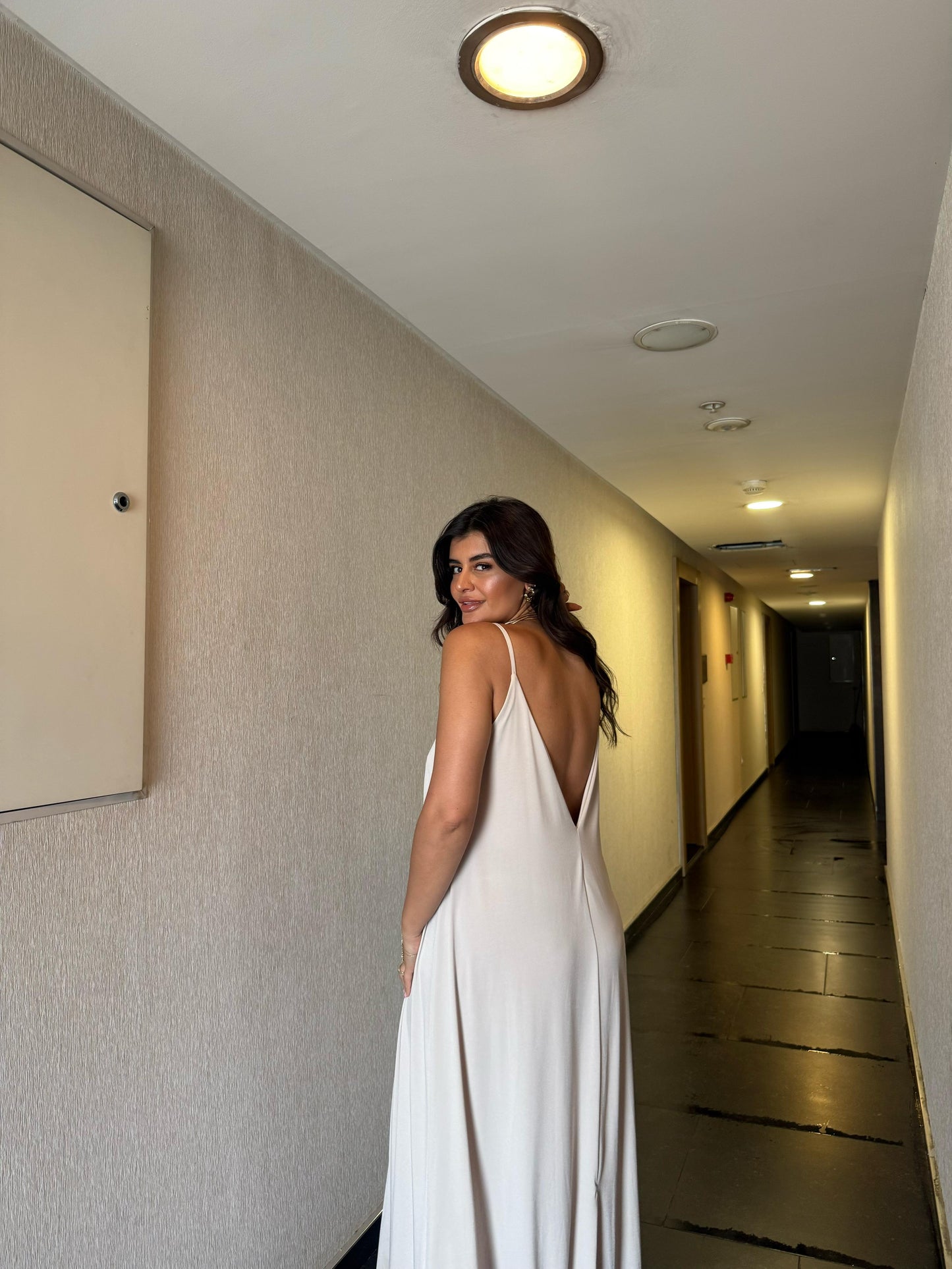 Sırtı Açık-Yaka Önü Biyeli Maxi Boy Elbise | Beyaz