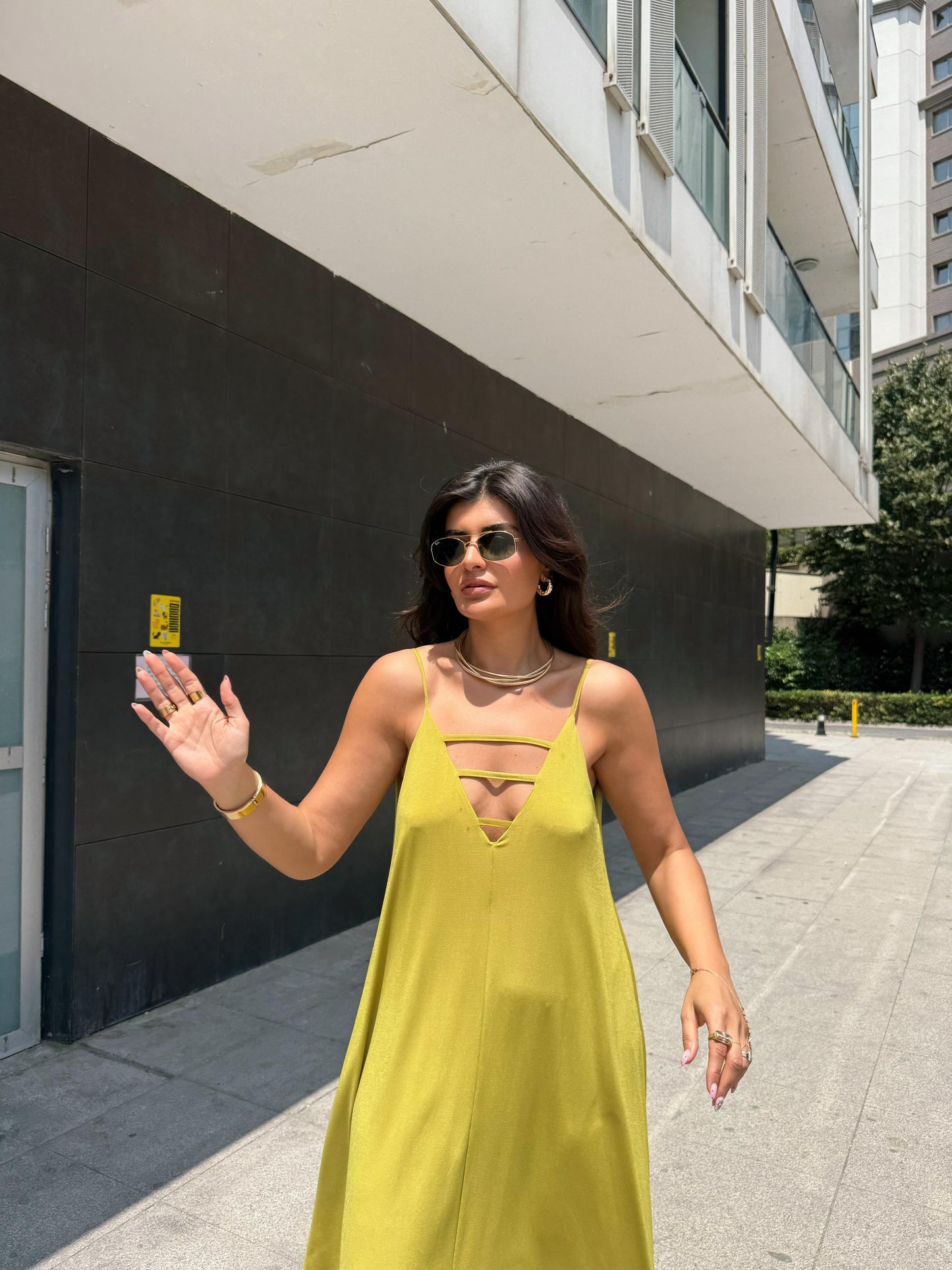 Sırtı Açık-Yaka Önü Biyeli Maxi Boy Elbise | Sarı