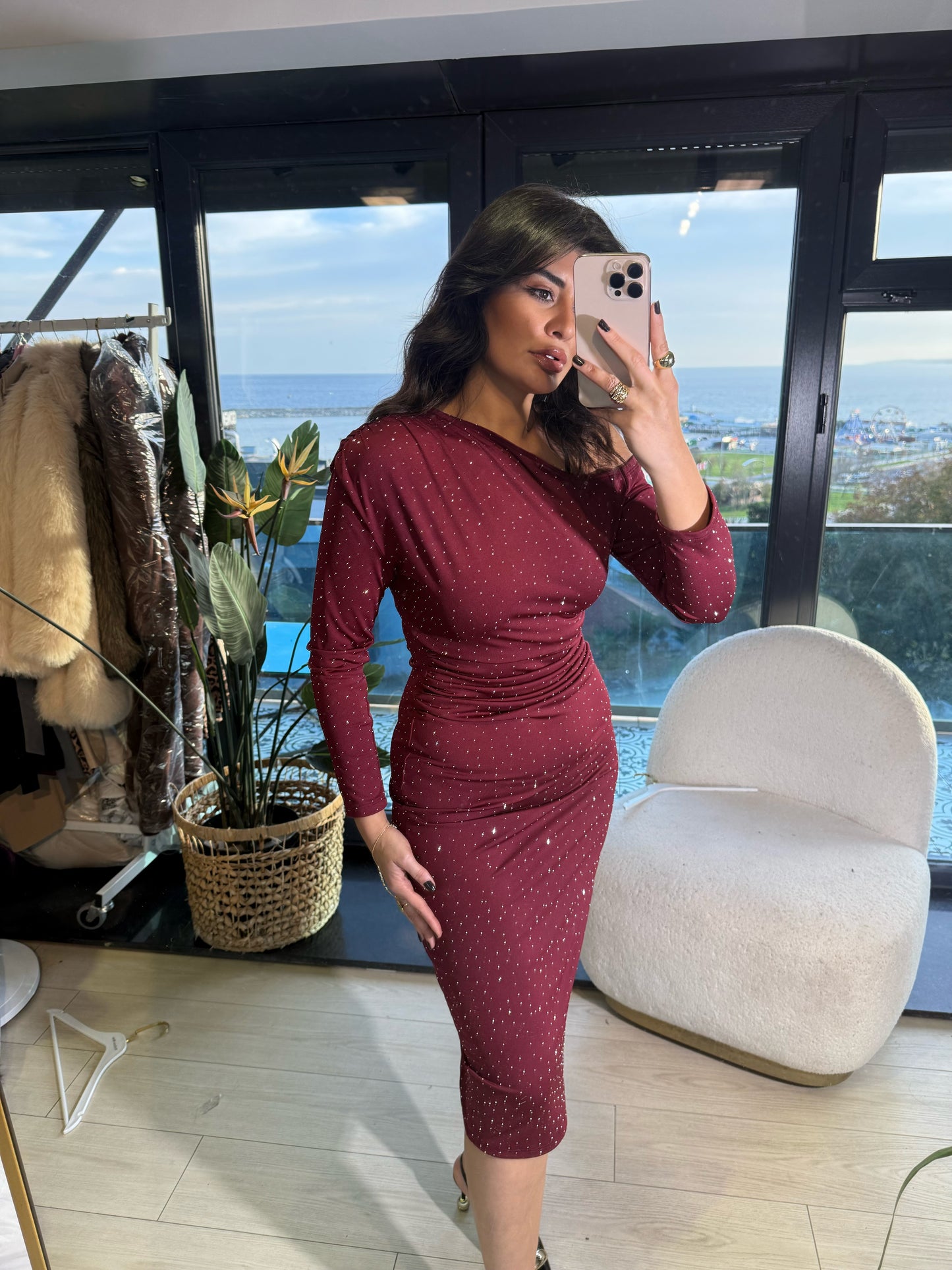 Full Taşlı Kayık Yaka Elbise