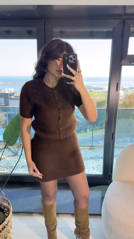 Kısa kollu düğme detaylı mini etekli ikili takım kahverengi