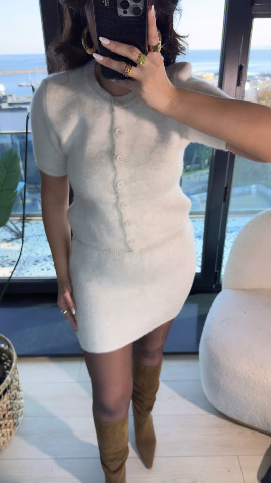 Kısa kollu düğme detaylı mini etekli ikili takım bej